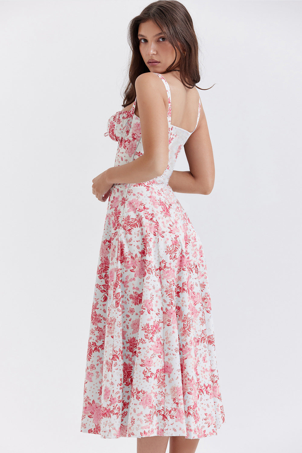 Abito estivo donna floreale rosa e bianco, lunghezza midi, spalline sottili, stile casual elegante, perfetto per la moda primavera-estate.
