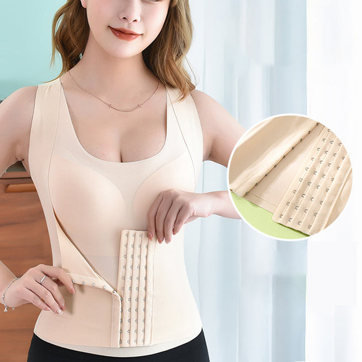 Donna indossa corsetto modellante beige con ganci regolabili, evidenziato in dettaglio. Intimo snellente, supporto busto, abbigliamento modellante.