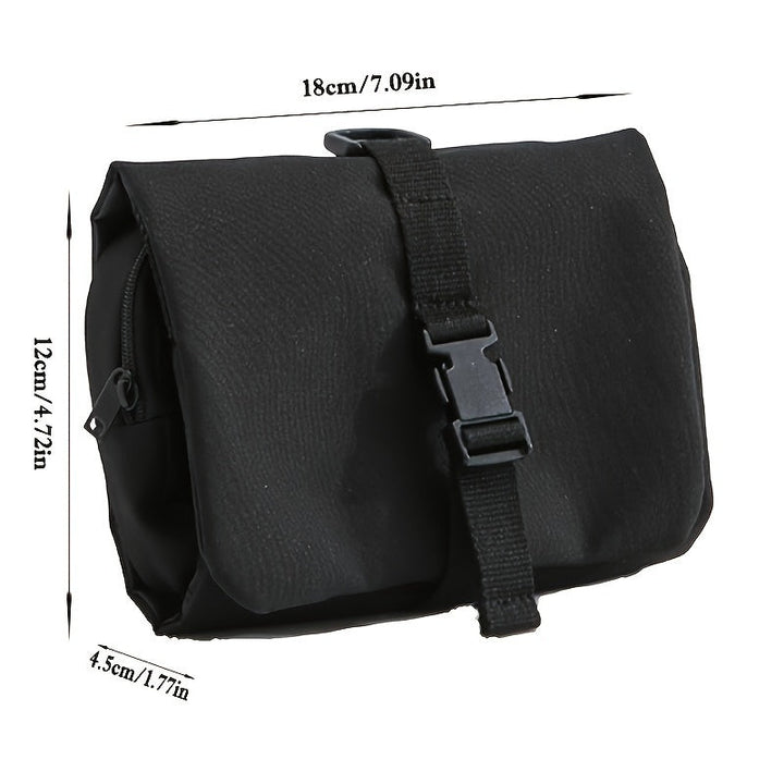 Borsa nera impermeabile con chiusura a fibbia, dimensioni 18x12x4.5 cm, ideale per accessori da viaggio, resistente e compatta.
