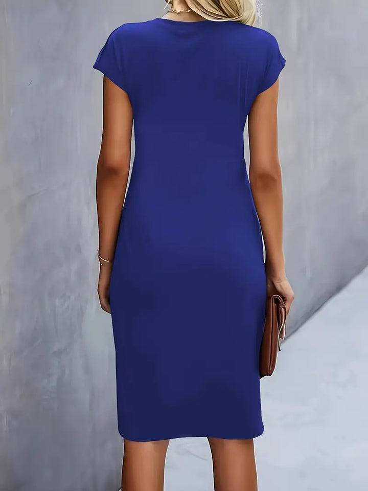 Abito blu elegante da donna, maniche corte, lunghezza al ginocchio, stile casual, perfetto per l'estate. Tessuto morbido e confortevole.