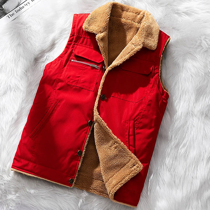 Gilet rosso invernale con fodera in pelliccia sintetica, tasche multiple e chiusura a bottoni. Ideale per moda uomo, abbigliamento caldo.