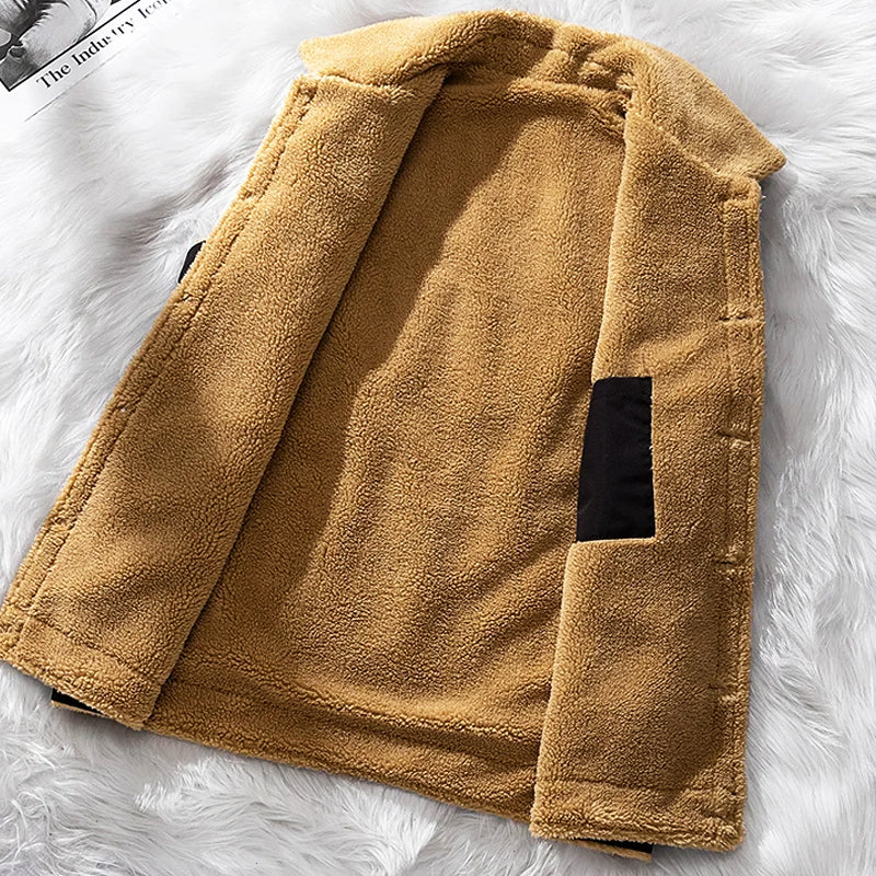 Giacca in pile marrone chiaro aperta su sfondo bianco, design casual, tessuto morbido e caldo, ideale per l'inverno.