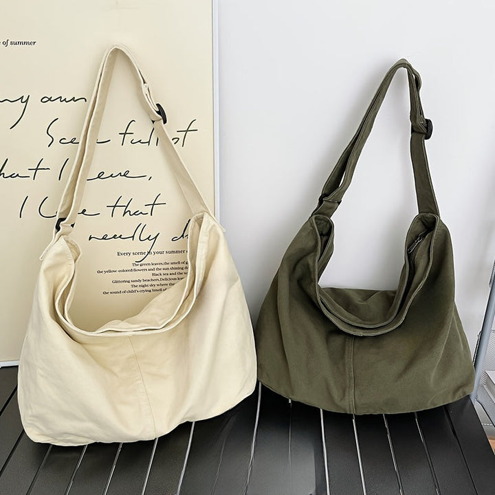 Due borse a tracolla in tessuto, una beige e una verde oliva, su sfondo bianco. Design casual, ideali per moda quotidiana e shopping.