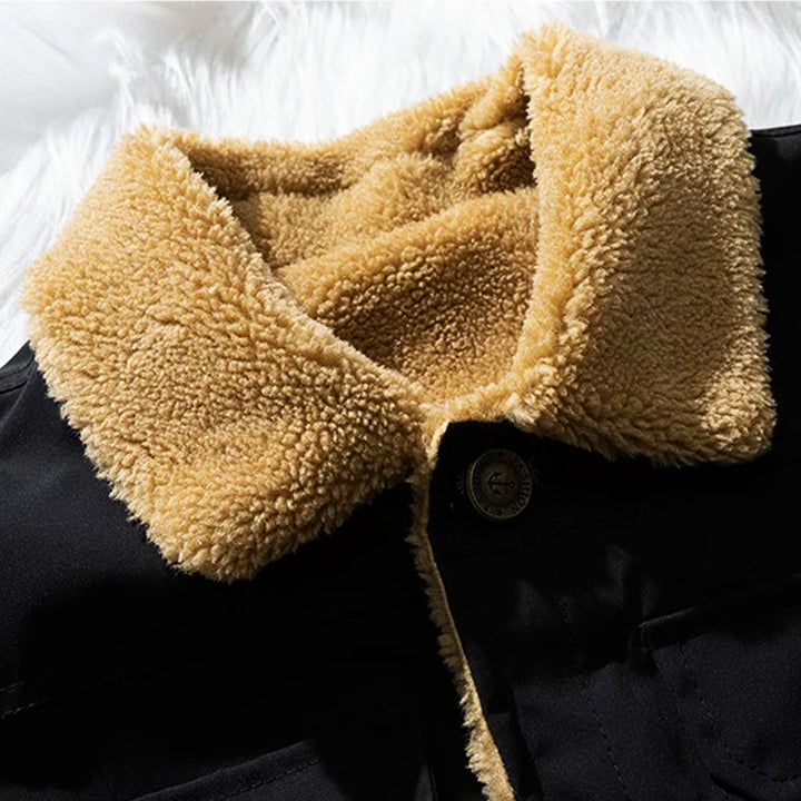 Giacca nera con colletto in pelliccia sintetica beige, tessuto morbido e caldo, ideale per l'inverno. Design elegante e moderno.