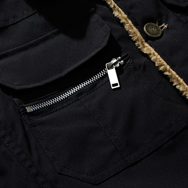 Giacca nera invernale con cerniera in metallo e bottoni, dettagli in pelliccia sintetica marrone. Abbigliamento uomo, moda casual, tessuto resistente.