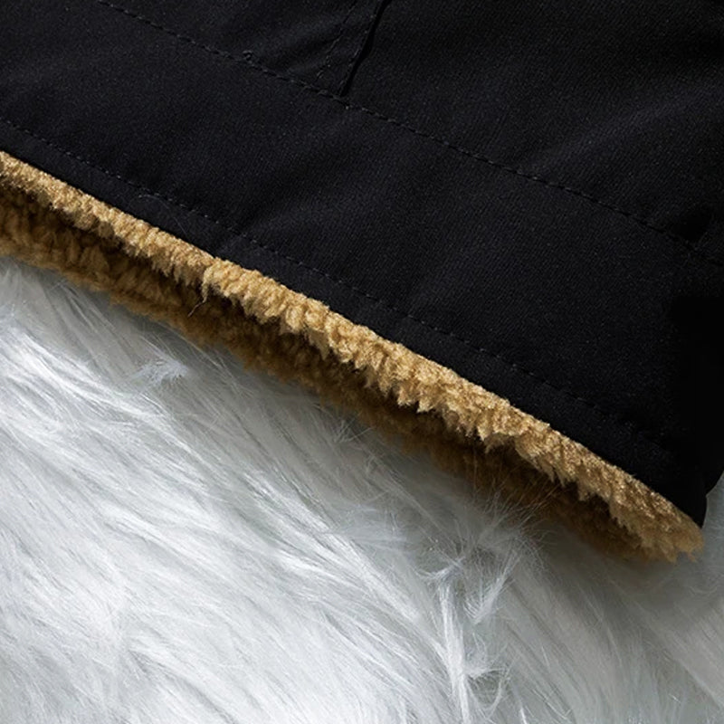 Giacca invernale nera con fodera in pelliccia sintetica marrone, dettaglio del bordo su sfondo bianco. Abbigliamento caldo e alla moda.