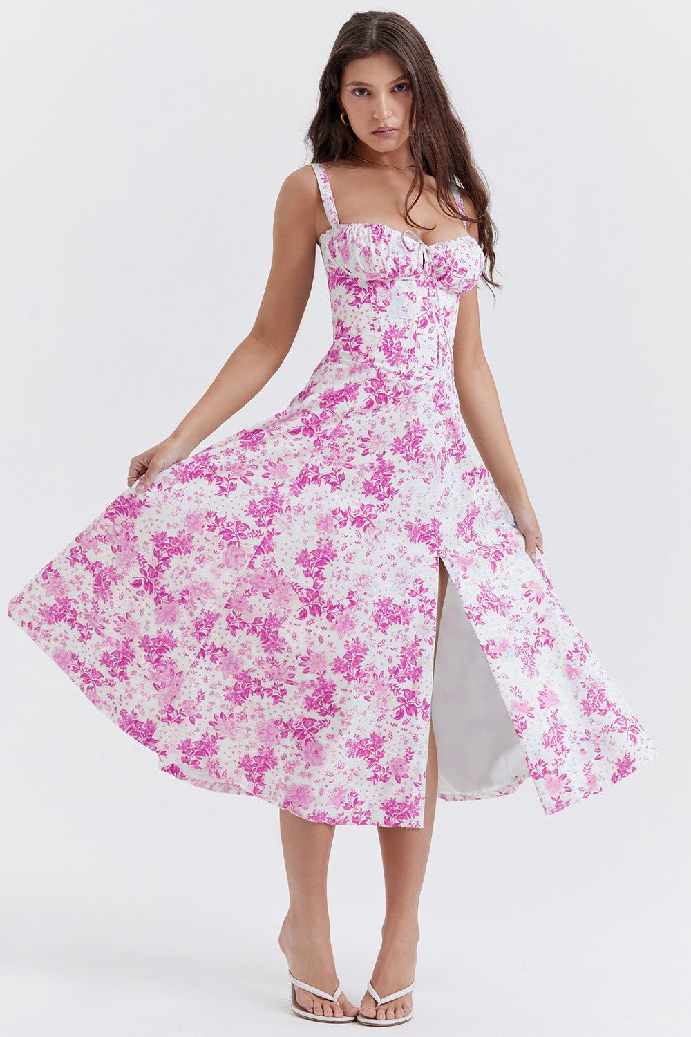 Abito estivo donna, lungo, bianco con stampa floreale rosa, spalline sottili, scollo a cuore, spacco frontale, perfetto per occasioni casual ed eleganti.