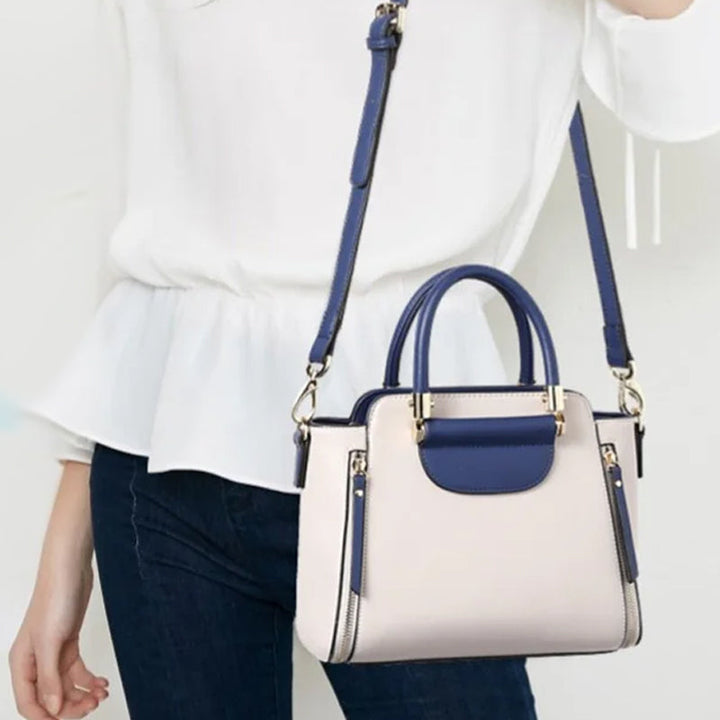Borsa a tracolla donna in pelle bicolore blu e bianco, design elegante, dettagli dorati, moda femminile, accessorio di tendenza.