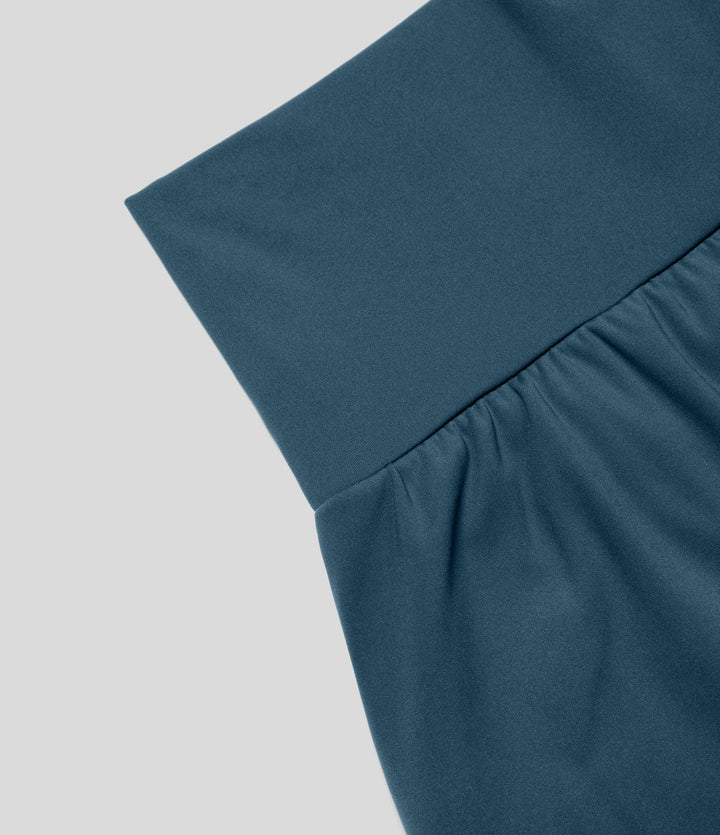 Vestito blu scuro in tessuto morbido, dettaglio arricciato in vita, moda donna elegante, abbigliamento casual chic, stile moderno.