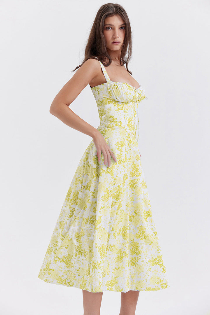 Abito estivo donna, lungo, con stampa floreale gialla su sfondo bianco, spalline sottili, scollo a cuore. Elegante e alla moda.