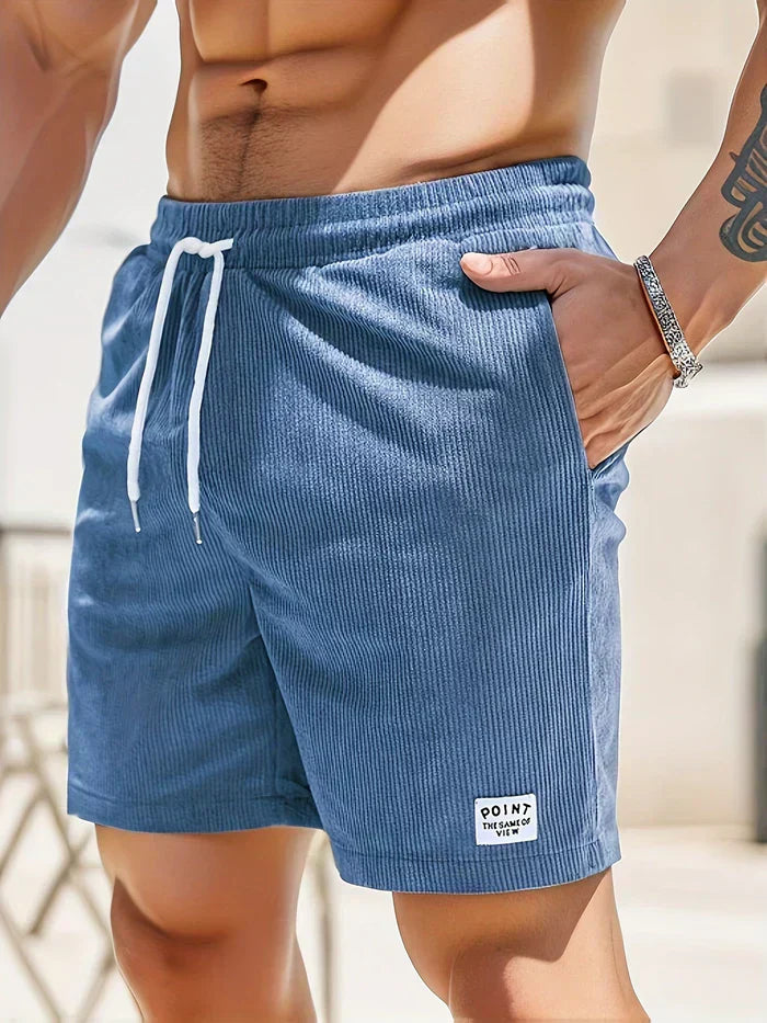 Shorts uomo blu a righe, tessuto leggero, con tasche laterali e laccio bianco in vita. Ideali per l'estate, moda casual maschile.
