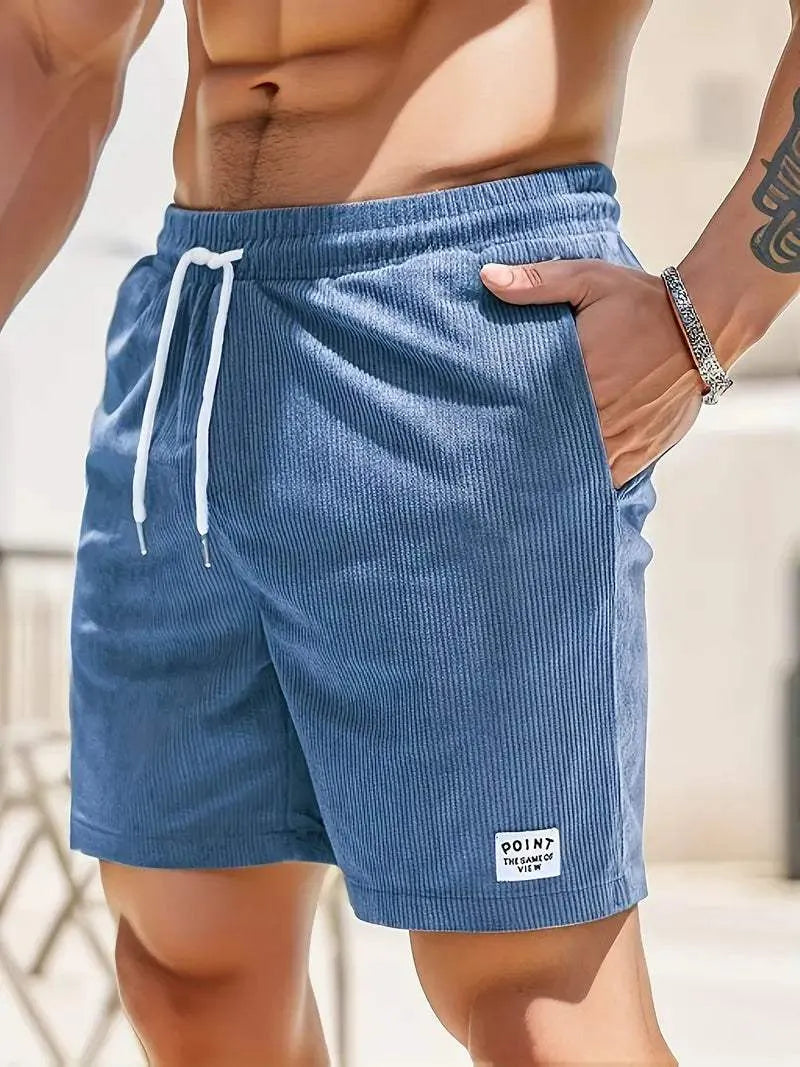 Pantaloncini da uomo blu in tessuto a coste, con laccio bianco e tasche laterali. Ideali per l'estate e il tempo libero.