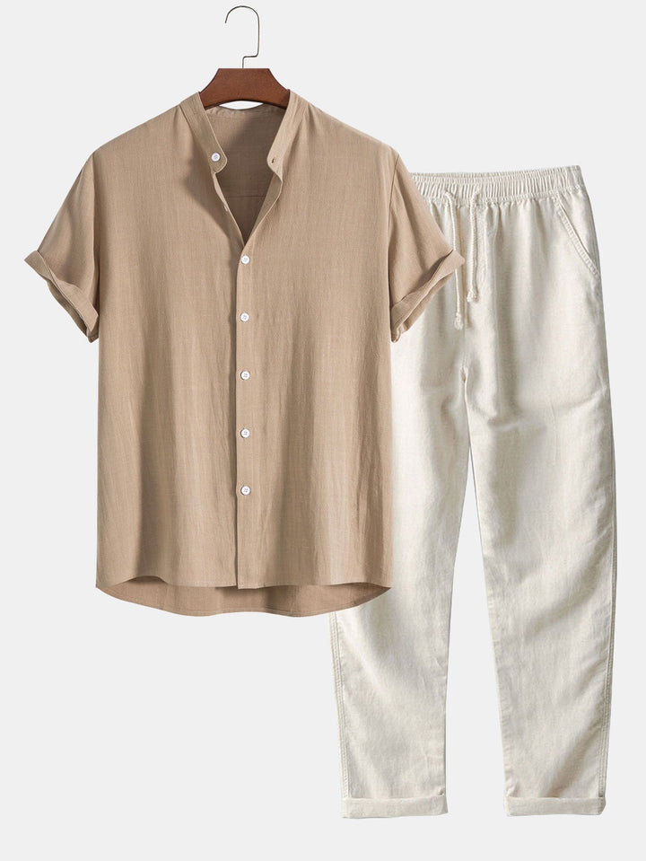 Camicia beige a maniche corte e pantaloni bianchi in lino, abbigliamento estivo casual per uomo, stile minimalista, moda leggera e traspirante.