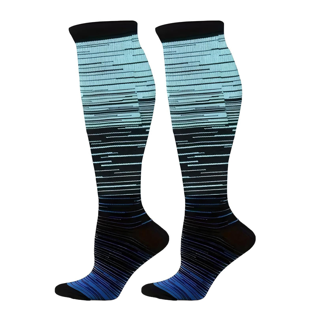 Calze a compressione graduate blu e nere, design a righe, unisex, ideali per sport e viaggi. Comfort e supporto per migliorare la circolazione.