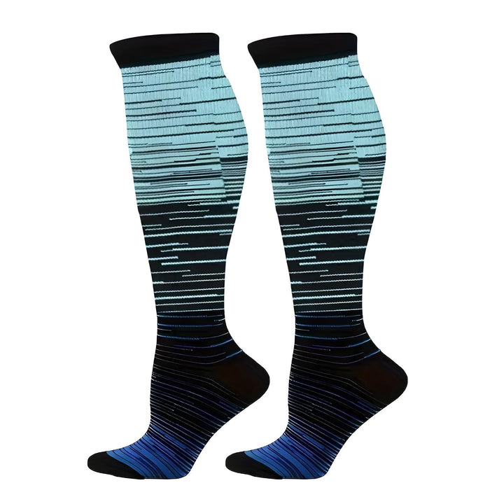 Calze a compressione graduate blu e nere, design a righe, unisex, ideali per sport e viaggi. Comfort e supporto per migliorare la circolazione.