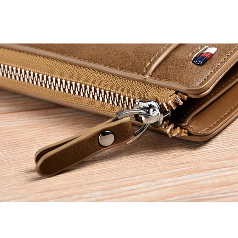 Portafoglio in pelle marrone con cerniera, design elegante, dettaglio bandiera, su superficie in legno. Accessorio moda uomo, alta qualità.