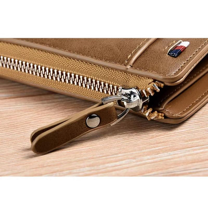 Portafoglio in pelle marrone con cerniera, design elegante, dettaglio bandiera, su superficie in legno. Accessorio moda uomo, alta qualità.