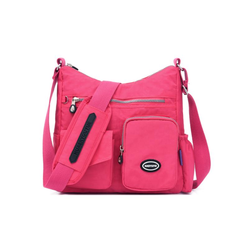 Borsa a tracolla rosa con tasche multiple, cerniere e logo. Design pratico e moderno, ideale per donna. Accessorio moda versatile e funzionale.