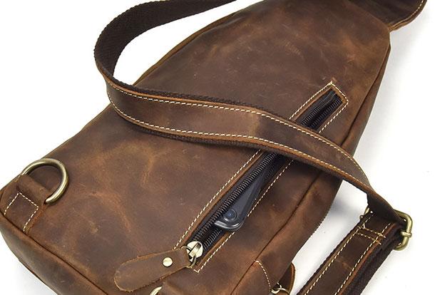 Borsa a tracolla in pelle marrone vintage con cerniera e dettagli in metallo. Design elegante e resistente, ideale per uso quotidiano e viaggi.