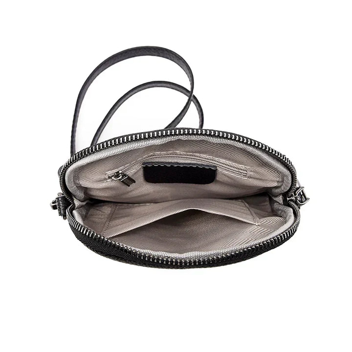 Borsa a tracolla nera in pelle con cerniera aperta, tasche interne visibili, design elegante e compatto, ideale per donna.