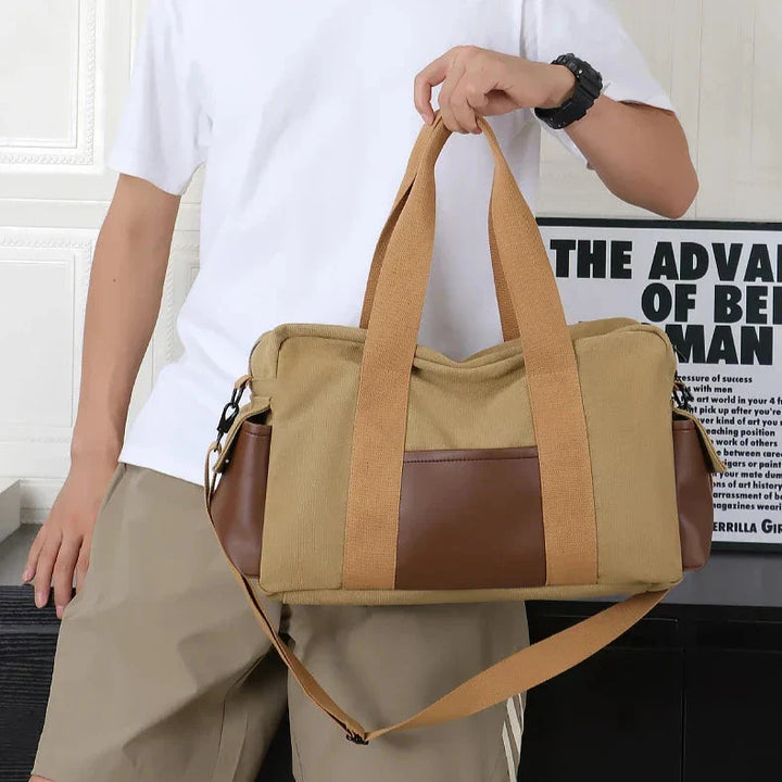 Uomo con borsa a tracolla in tela beige e marrone, design casual, ideale per viaggi o palestra. Stile moderno, resistente e spaziosa.