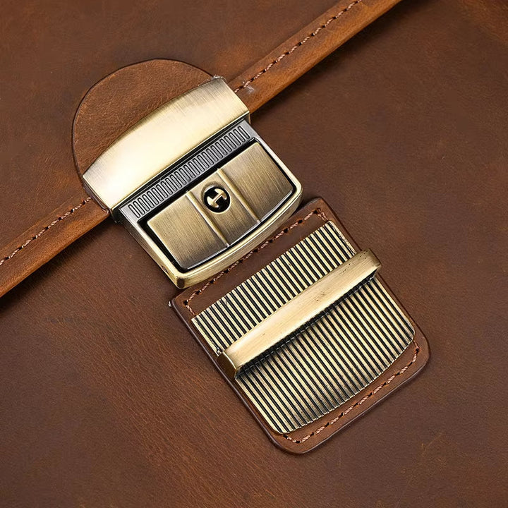 Cinturino in pelle marrone con fibbia in metallo dorato, design elegante e resistente, ideale per borse e accessori moda di alta qualità.