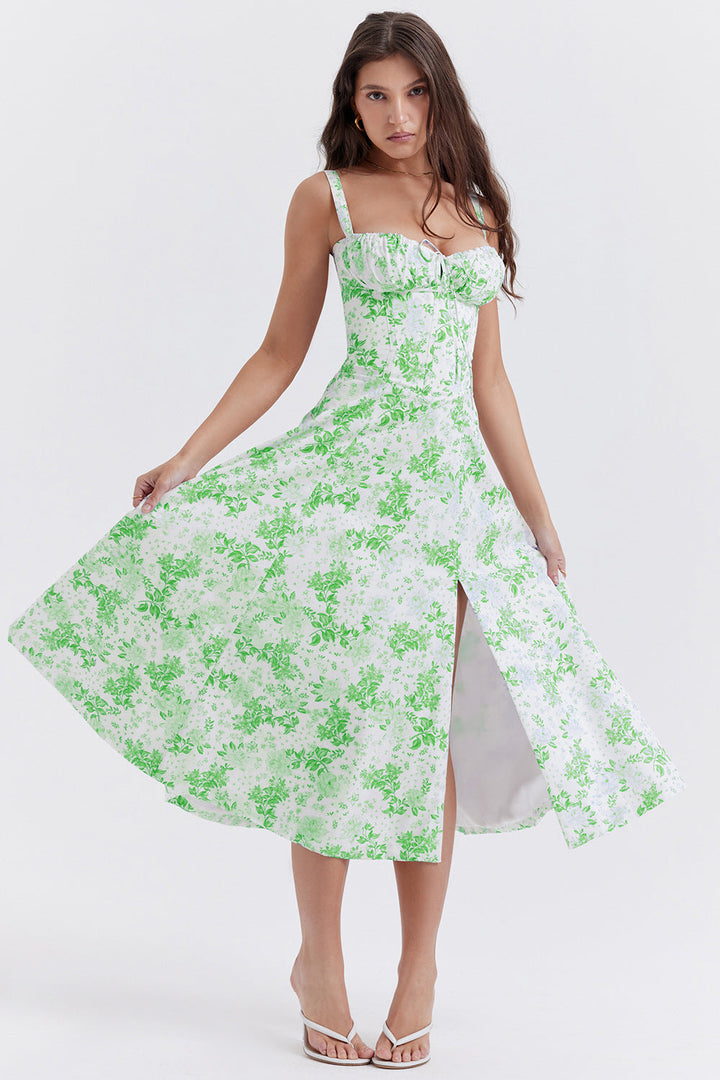 Abito estivo donna bianco con stampa floreale verde, spalline sottili, scollo a cuore e spacco frontale. Elegante e alla moda per occasioni estive.