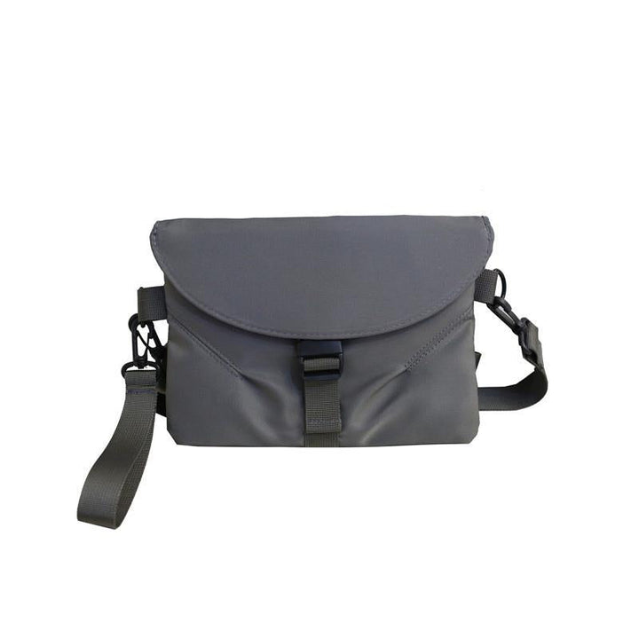 Borsa a tracolla grigia unisex, design moderno, chiusura a fibbia, regolabile, ideale per viaggi e uso quotidiano. Accessorio moda versatile.