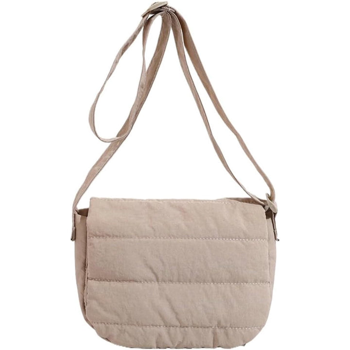 Borsa a tracolla beige imbottita, design minimalista, chiusura a patta, ideale per moda casual e quotidiana. Accessorio versatile ed elegante.