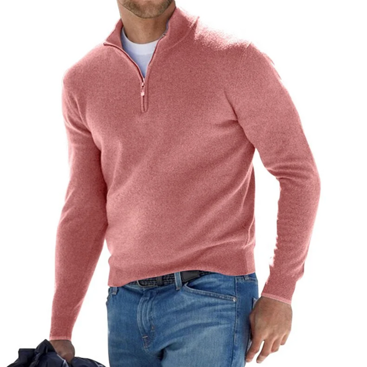 Maglione uomo rosa con zip, maniche lunghe, indossato con jeans blu. Elegante e casual, ideale per moda autunnale e invernale.