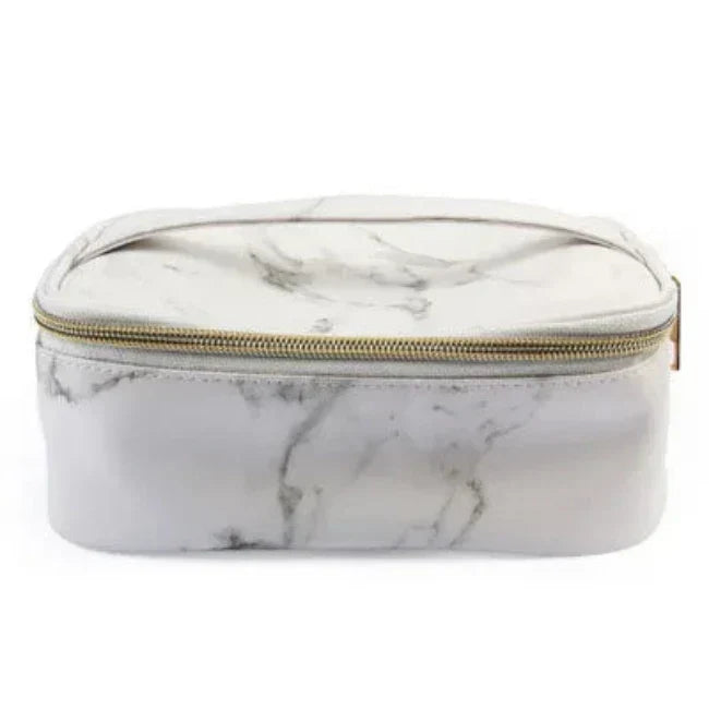 Astuccio da viaggio in ecopelle effetto marmo bianco con cerniera dorata, elegante e pratico per cosmetici e accessori.