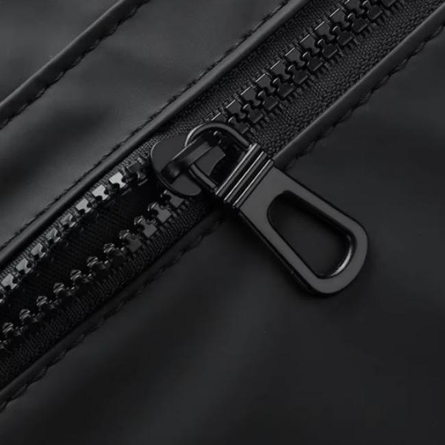 Cerniera nera su tessuto impermeabile, dettaglio chiusura lampo resistente, accessorio moda funzionale, alta qualità, design elegante.