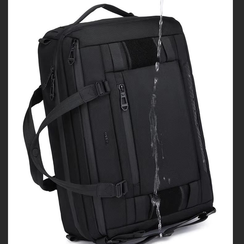 Zaino nero impermeabile con cerniere multiple, design robusto e manico superiore. Ideale per viaggi e uso quotidiano. Resistente all'acqua.
