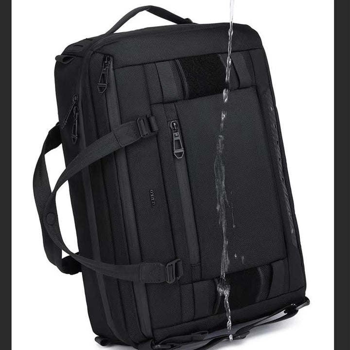 Zaino nero impermeabile con cerniere multiple, design robusto e manico superiore. Ideale per viaggi e uso quotidiano. Resistente all'acqua.