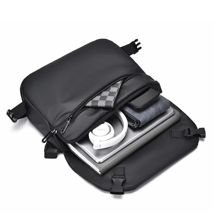 Zaino nero aperto con laptop, cuffie bianche, smartphone e accessori. Design moderno, ideale per lavoro e viaggio. Tasche multiple, resistente.