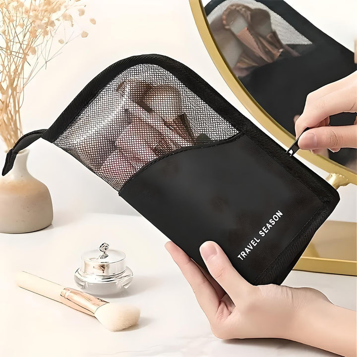 Astuccio nero da viaggio per cosmetici con cerniera, contenente pennelli trucco. Accessorio essenziale per organizzare il make-up in viaggio.