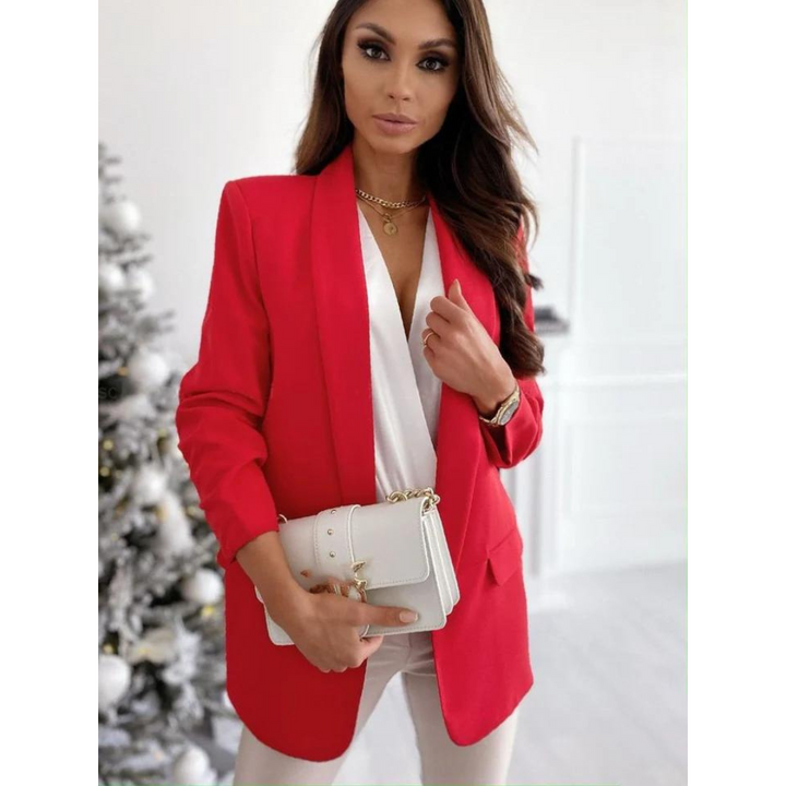 Donna con blazer rosso elegante, camicia bianca e borsa a tracolla bianca. Moda femminile, abbigliamento invernale, stile sofisticato.