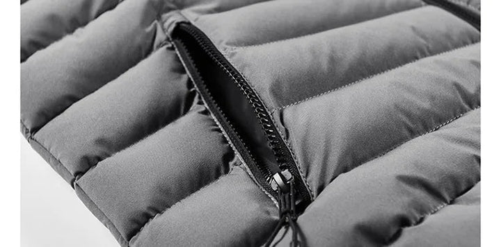 Giacca invernale imbottita grigia con cerniera, tessuto trapuntato, ideale per il freddo. Abbigliamento moda uomo e donna, stile casual.