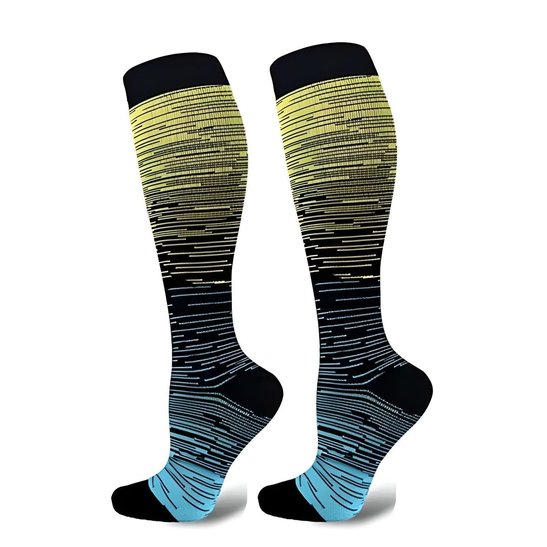 Calze a compressione graduate nere e gialle, design moderno a righe, ideali per sport e viaggi. Comfort e supporto per migliorare la circolazione.