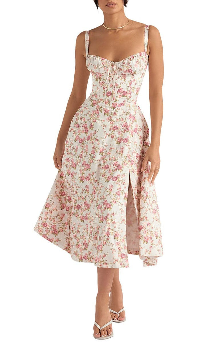 Abito midi floreale bianco e rosa con spalline sottili, scollo a cuore e spacco frontale. Perfetto per eventi estivi eleganti e cerimonie.