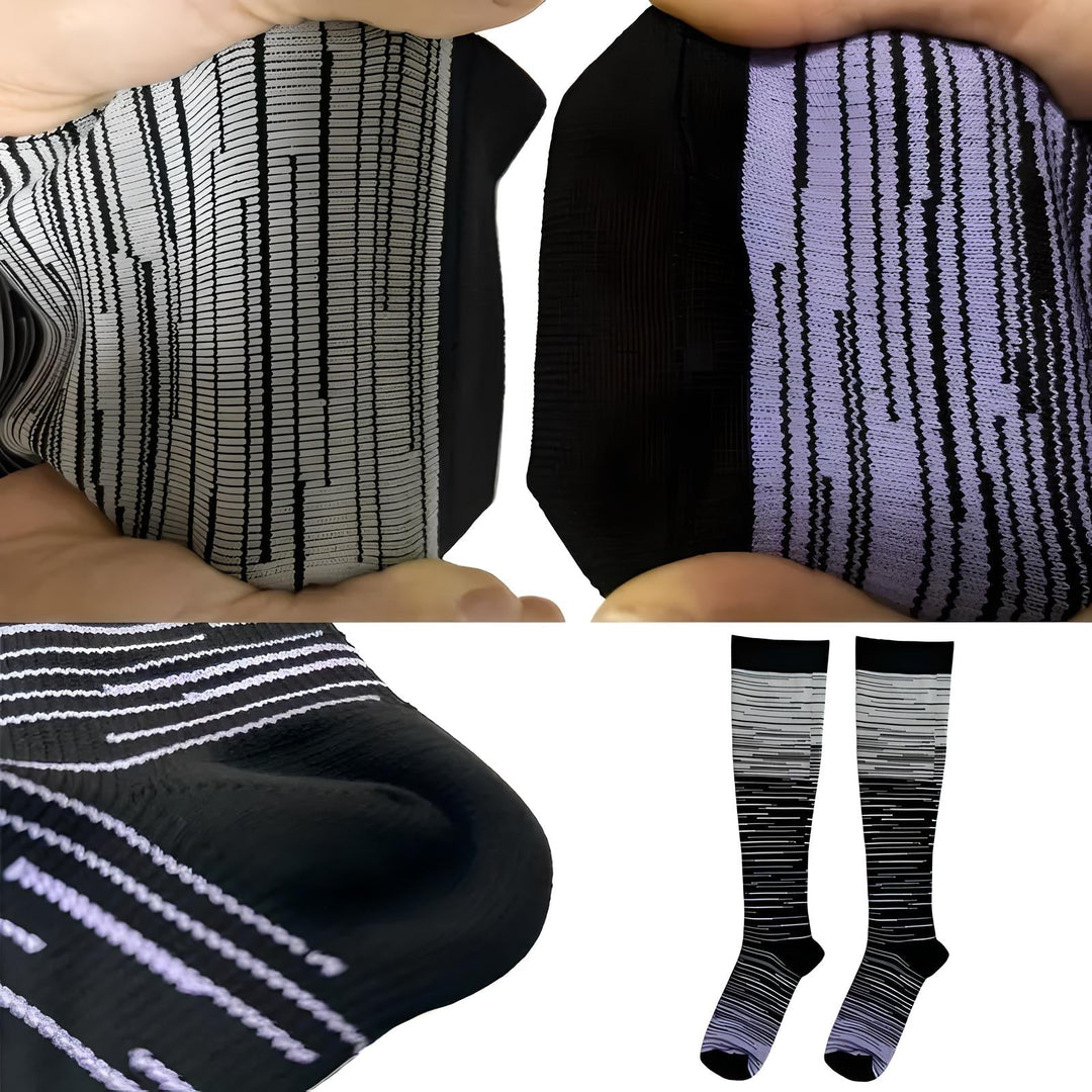 Calze a compressione nere con motivo a righe bianche e viola, design moderno, ideali per sport e viaggi. Comfort e supporto per gambe affaticate.