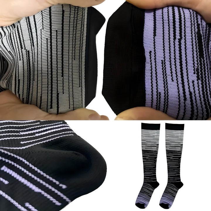 Calze a compressione nere con motivo a righe bianche e viola, design moderno, ideali per sport e viaggi. Comfort e supporto per gambe affaticate.