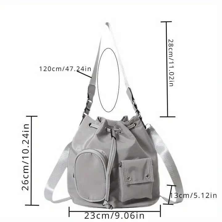 Zaino a secchiello grigio con tasche multiple, tracolla regolabile, dimensioni 23x26x13 cm, ideale per moda casual e viaggi.