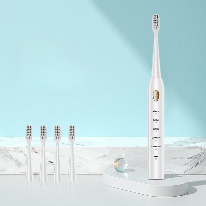Spazzolino elettrico bianco con testine di ricambio su sfondo azzurro, design moderno, modalità multiple, ideale per igiene orale avanzata.