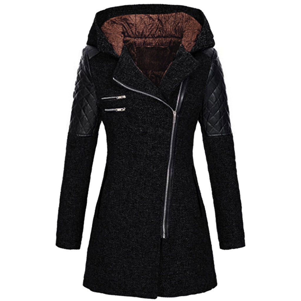 Cappotto donna nero con cappuccio, maniche in pelle trapuntata, chiusura zip asimmetrica. Elegante e moderno, ideale per l&