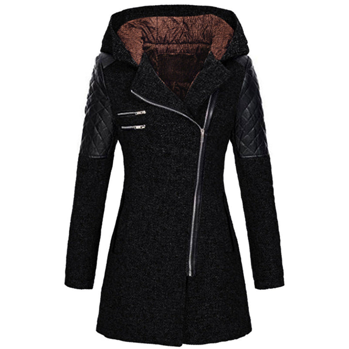Cappotto donna nero con cappuccio, maniche in pelle trapuntata, chiusura zip asimmetrica. Elegante e moderno, ideale per l&
