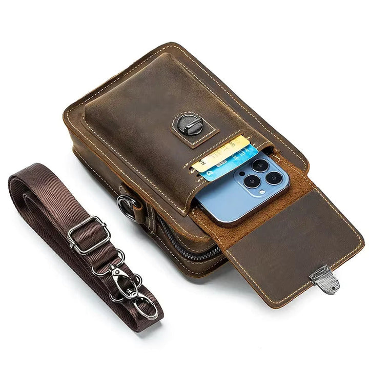 Custodia in pelle marrone per smartphone con tracolla, tasca per carte e chiusura a bottone. Design vintage, compatibile con iPhone.