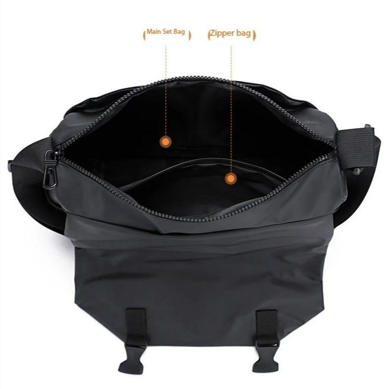 Borsa a tracolla impermeabile nera aperta, con scomparto principale e tasca con cerniera. Design moderno, ideale per viaggi e uso quotidiano.