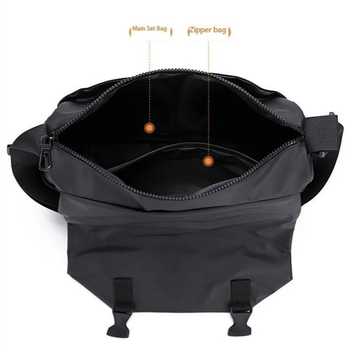 Borsa a tracolla impermeabile nera aperta, con scomparto principale e tasca con cerniera. Design moderno, ideale per viaggi e uso quotidiano.