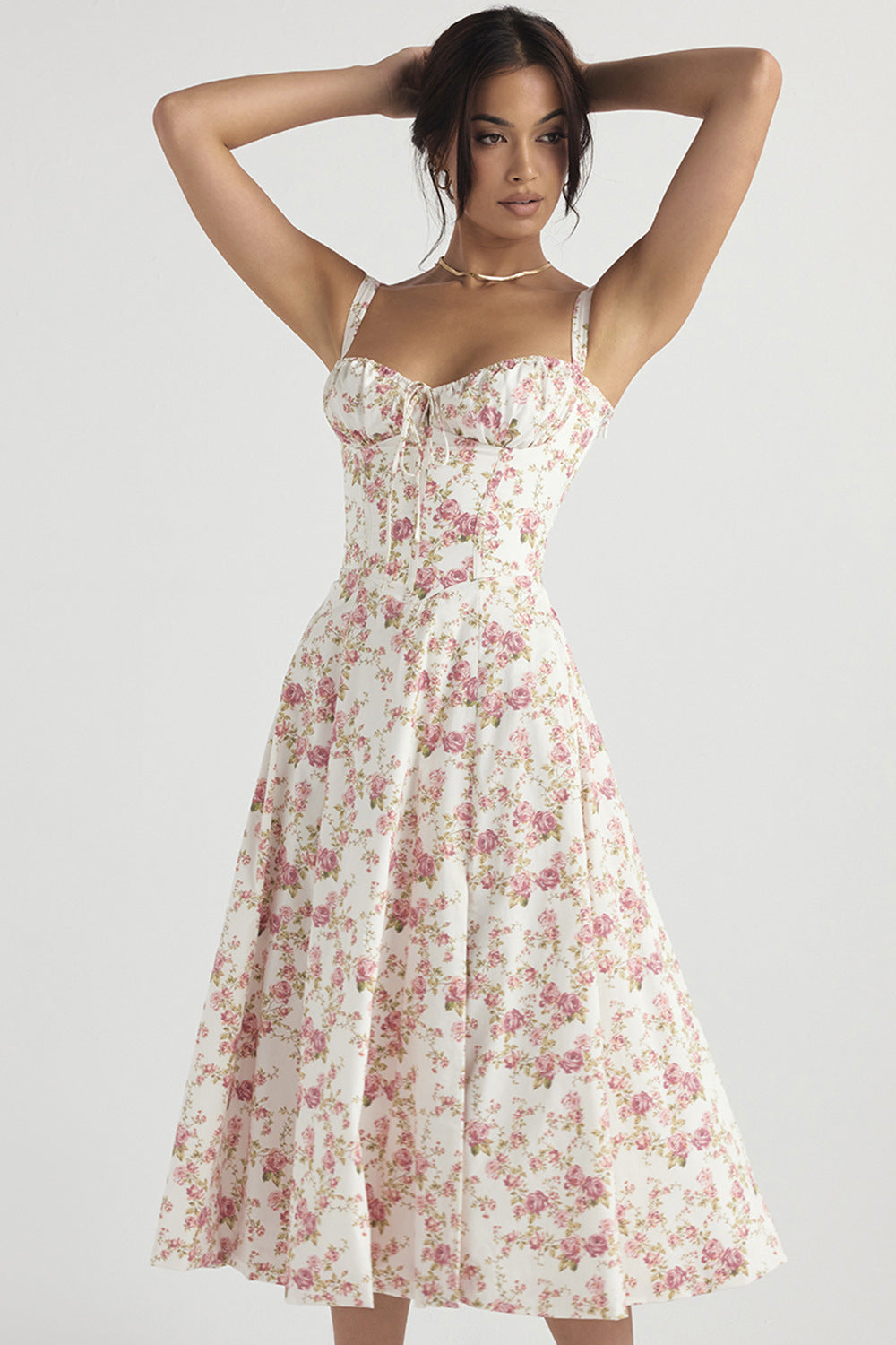 Abito estivo donna floreale bianco e rosa, scollo a cuore, spalline sottili, lunghezza midi. Elegante e femminile, perfetto per occasioni estive.